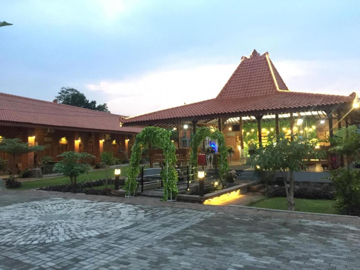 Djoglo Djatimalang Guesthouse Blitar Dış mekan fotoğraf